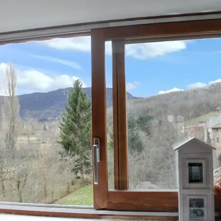Avec Vue Sur La Montagne à Puivert. *