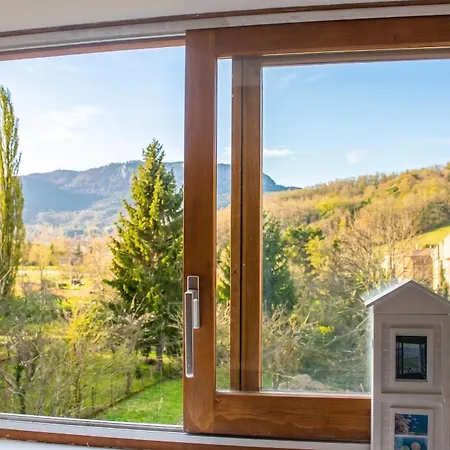 Avec Vue Sur La Montagne A Puivert.